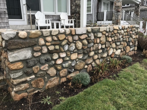 Beach stone and fieldstone sitting wall