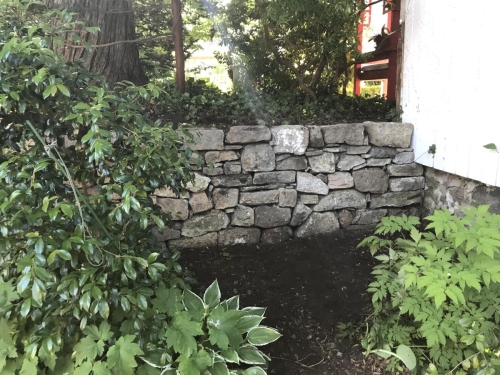 Fieldstone free-standing wall