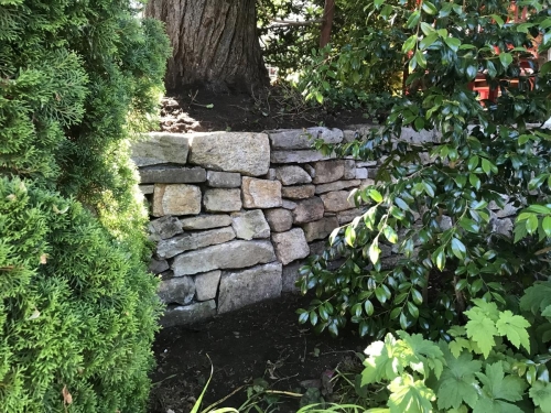 Fieldstone free-standing wall
