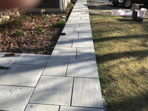 Thermal bluestone walkway and step laid over concrete