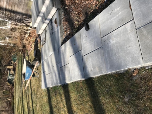Thermal bluestone walkway and step laid over concrete
